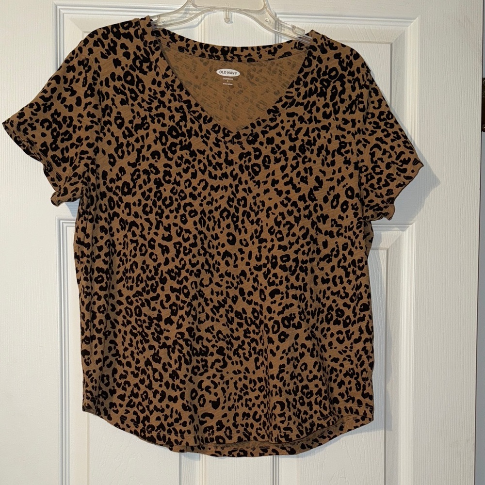 Old Navy Leopard Print V-Neck Short Sleeve Tee